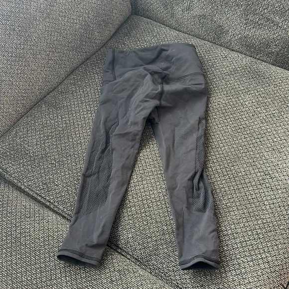Size 2 Lululemon cropped leggings black - Picture 2 of 4